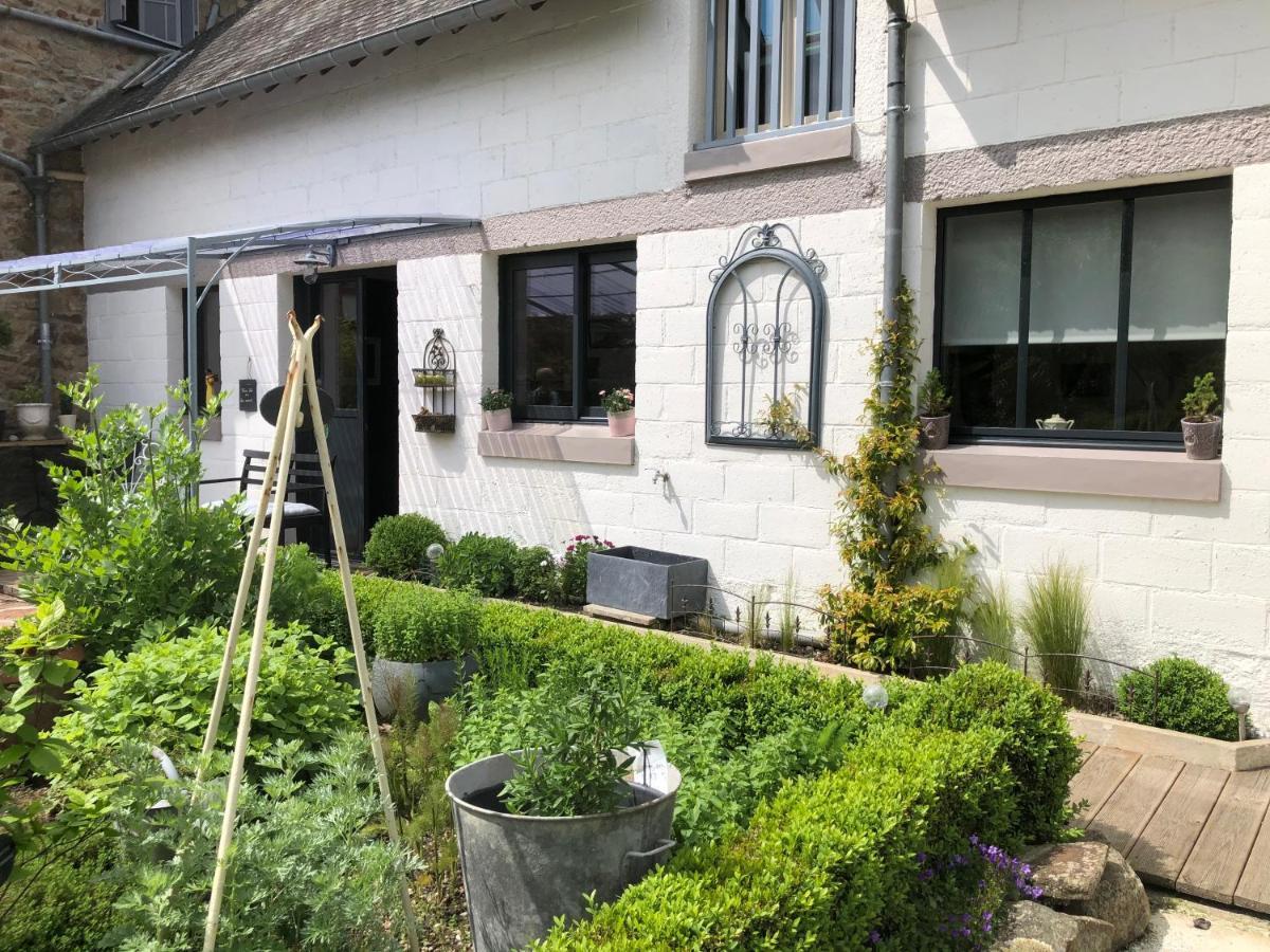 Le Grenier Du Jardin Panzió Pontorson Kültér fotó