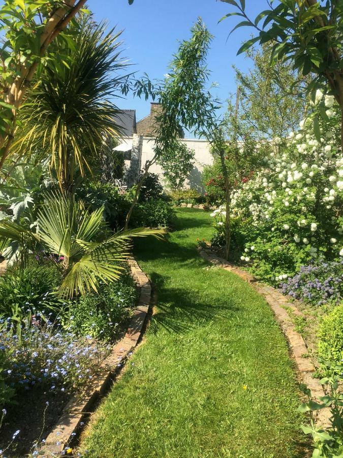Le Grenier Du Jardin Panzió Pontorson Kültér fotó